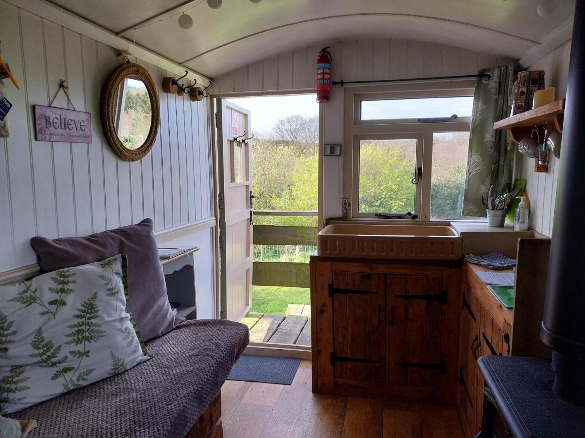 Meadowbeck - Shepherd Huts Fylingdales المظهر الخارجي الصورة