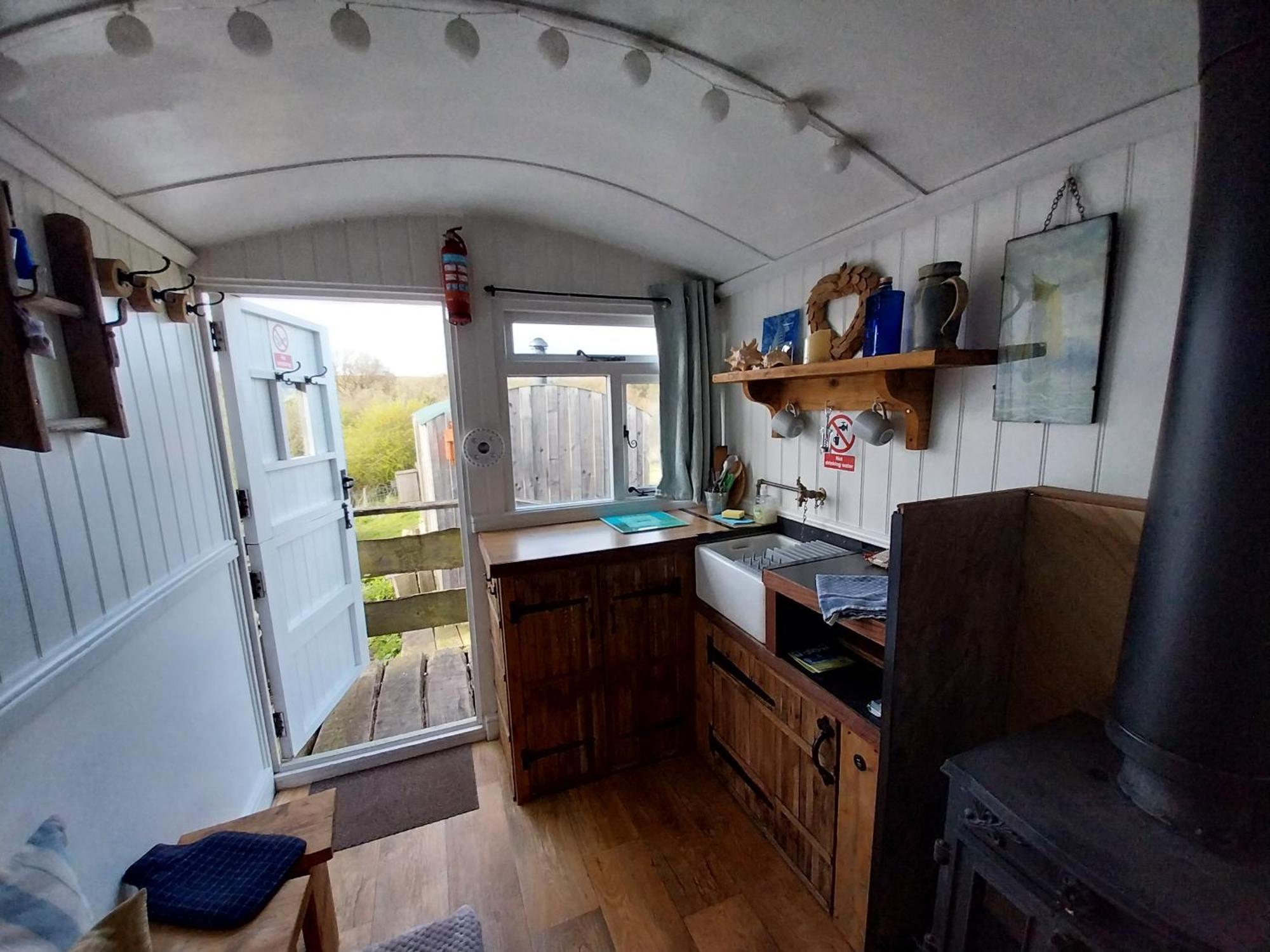 Meadowbeck - Shepherd Huts Fylingdales المظهر الخارجي الصورة
